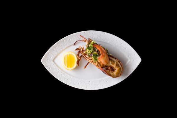 ジョエル・ロブションが贈る新年を祝う伝統菓子ガレット デ ロワ、オリジナルの陶器製フェーヴは「オマール海老」モチーフ