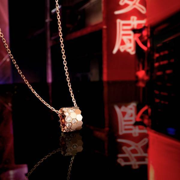 ヴァンドーム広場12番地から放たれるショーメがお届けする幻想的なホリデーテーマ「COUNTDOWN TO 12」