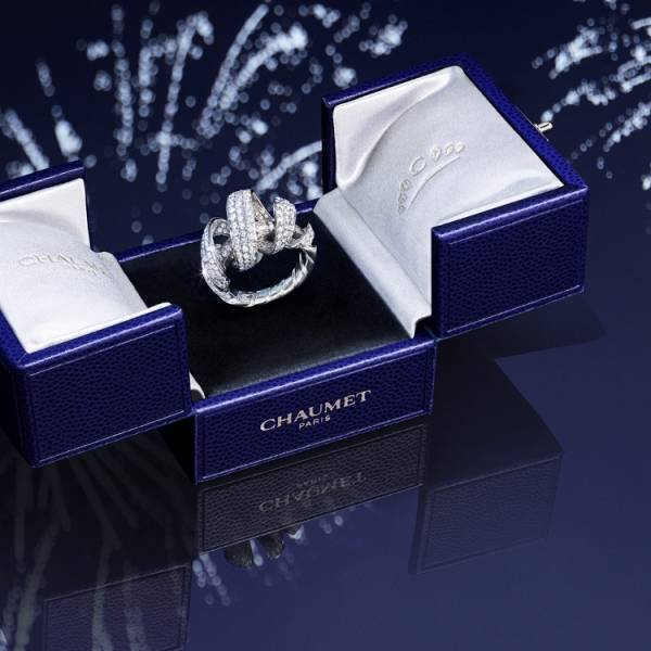 ヴァンドーム広場12番地から放たれるショーメがお届けする幻想的なホリデーテーマ「COUNTDOWN TO 12」