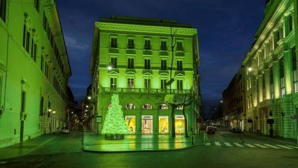 フェンディならではの遊び心溢れるホリデーシーズン、発光する「バゲット」バッグで印象的なメタルツリーが登場