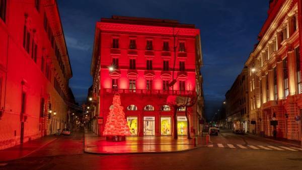 フェンディならではの遊び心溢れるホリデーシーズン、発光する「バゲット」バッグで印象的なメタルツリーが登場