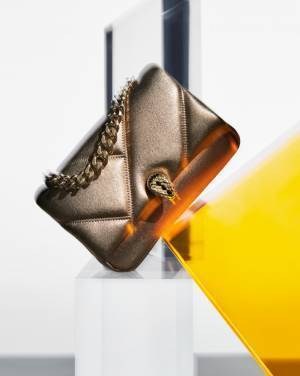 ブルガリ 2023 年春夏アクセサリーコレクションよりホリデーにふさわしい鮮やかな色彩の新作バッグが登場