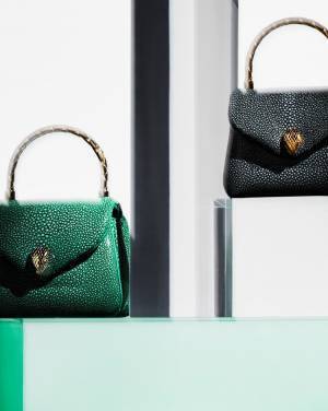 ブルガリ 2023 年春夏アクセサリーコレクションよりホリデーにふさわしい鮮やかな色彩の新作バッグが登場