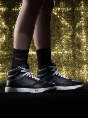 冬の美しさを祝う世界を舞台に贈る、キム・ジョーンズによるアイコニックなクリエイション