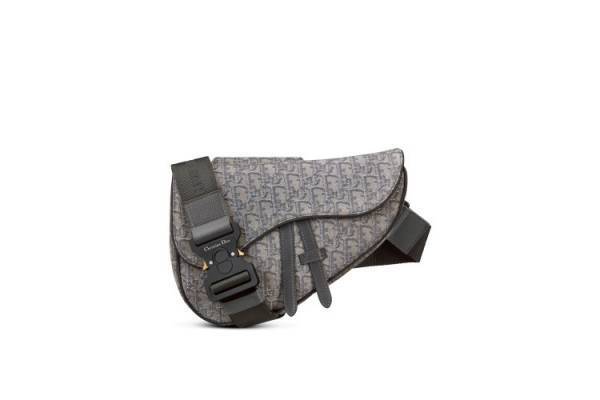 冬の美しさを祝う世界を舞台に贈る、キム・ジョーンズによるアイコニックなクリエイション