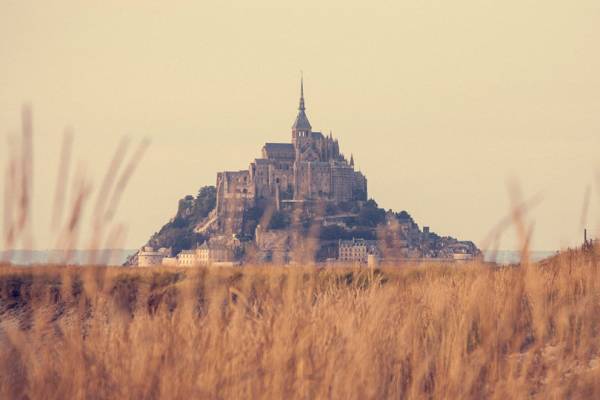 写真家・笠原秀信による旅をテーマにしたオンラインExhibition「THE ROAD」。第9弾はフランス・モンサンミッシェル編