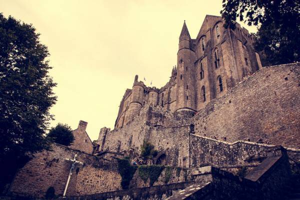 写真家・笠原秀信による旅をテーマにしたオンラインExhibition「THE ROAD」。第9弾はフランス・モンサンミッシェル編