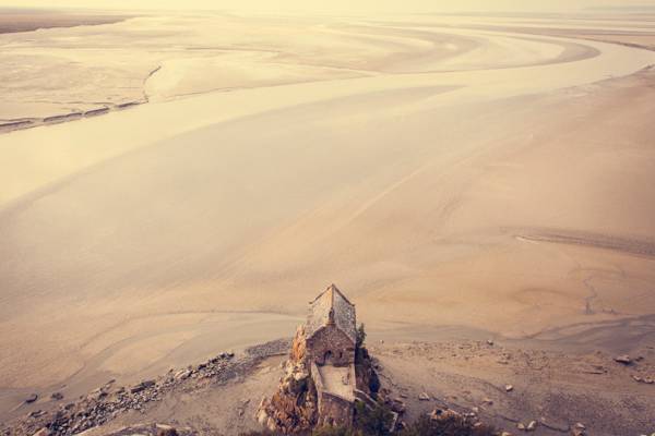 写真家・笠原秀信による旅をテーマにしたオンラインExhibition「THE ROAD」。第9弾はフランス・モンサンミッシェル編