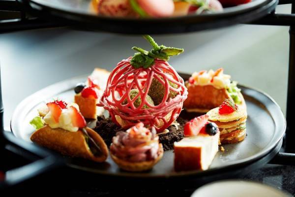 みずみずしい苺の甘みと爽やかな酸味。アマン東京で旬の苺を味わう大人のアフタヌーンティー