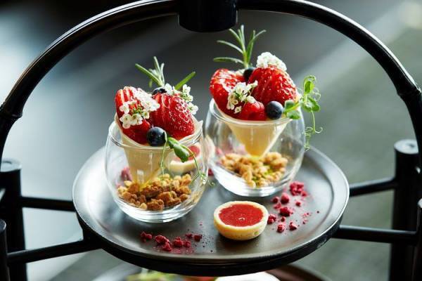 みずみずしい苺の甘みと爽やかな酸味。アマン東京で旬の苺を味わう大人のアフタヌーンティー