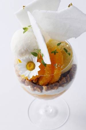 エンポリオ アルマーニ カフェ月替わりの季節のパフェ、1月は「金柑とデコポン」