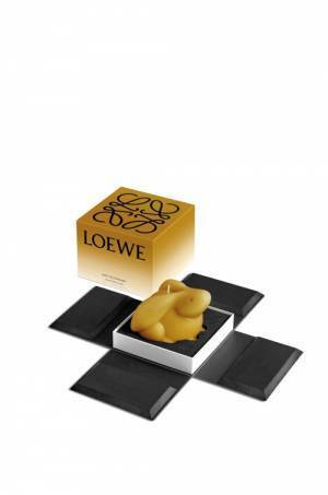 ロエベ フレグランスから空を見上げるウサギのような形をした新たな「バニー キャンドル」が登場