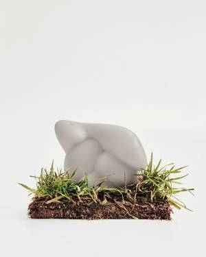 ロエベ フレグランスから空を見上げるウサギのような形をした新たな「バニー キャンドル」が登場