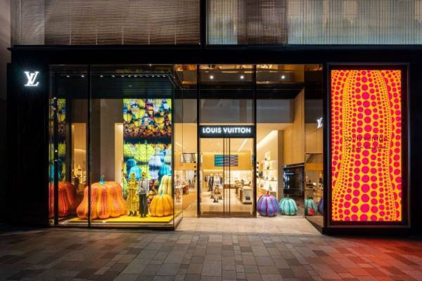 ルイ・ヴィトンが草間彌生とのコラボコレクションの発売を記念した特別なストア・ディスプレイを展開中