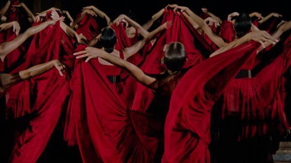 ディオール 2023年 クルーズ コレクションの全貌をアルバ・ソトラ監督による前代未聞の魅惑的なドキュメンタリーで公開