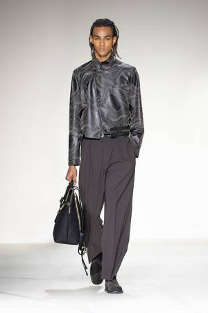 【ルック】エンポリオ アルマーニ 2023秋冬コレクションをミラノで発表。今季のテーマは、空からの眺望 ー 新たな視野の創造