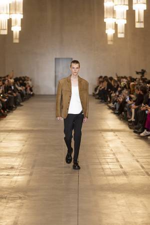 【ルック】プラダが2023年秋冬メンズファッションショーを開催