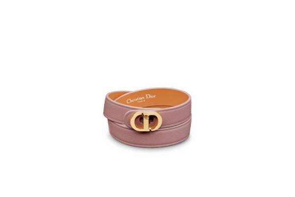 ディオールスタイルのエレガンスを体現するレザーのダブルブレスレットが登場