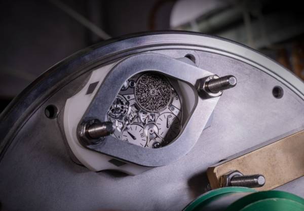 厚さはわずか1.80mm。ブルガリ「オクト フィニッシモ ウルトラ 10周年記念モデル」