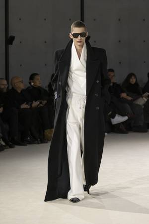 【ルック】サンローランが2023年冬メンズコレクションをブルス・ドゥ・コメルスで発表