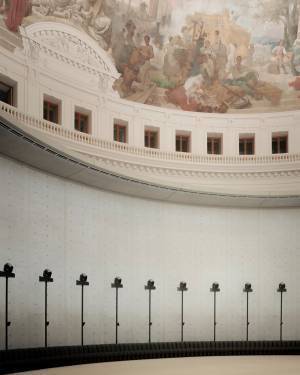 【ルック】サンローランが2023年冬メンズコレクションをブルス・ドゥ・コメルスで発表