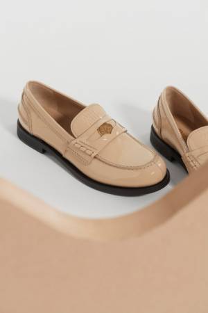 ミュウミュウが新宿伊勢丹で2023年春夏コレクションの新作を取りそろえたポップアップストア「MIU FRAME（ミュウ フレーム）」をオープン