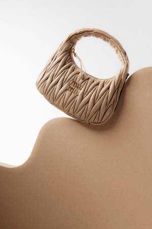 ミュウミュウが新宿伊勢丹で2023年春夏コレクションの新作を取りそろえたポップアップストア「MIU FRAME（ミュウ フレーム）」をオープン