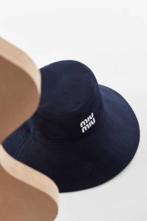 ミュウミュウが新宿伊勢丹で2023年春夏コレクションの新作を取りそろえたポップアップストア「MIU FRAME（ミュウ フレーム）」をオープン