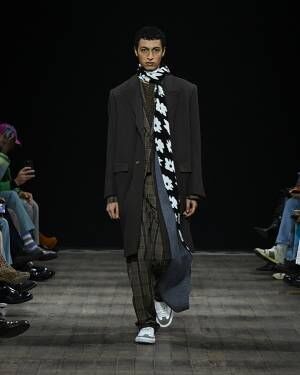【ルック】ポール・スミスがパリで2023年秋冬 メンズコレクションを発表