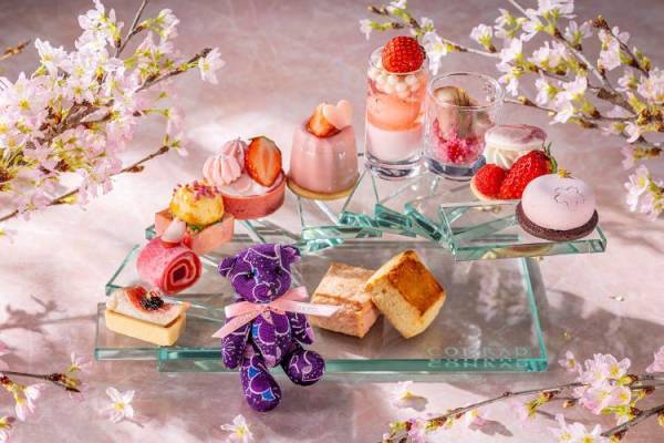 春のうららかな日差しのなか、淡いピンク色の桜と赤く艶やかな色の苺を楽しむコンラッド東京のアフタヌーンティー