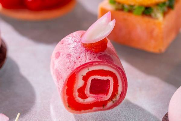 春のうららかな日差しのなか、淡いピンク色の桜と赤く艶やかな色の苺を楽しむコンラッド東京のアフタヌーンティー