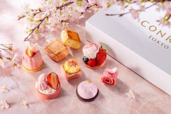 春のうららかな日差しのなか、淡いピンク色の桜と赤く艶やかな色の苺を楽しむコンラッド東京のアフタヌーンティー