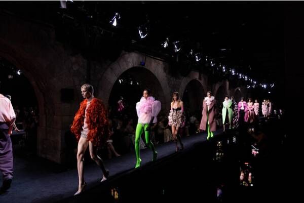 【ルック】ヴァレンティノがパリで2023年春夏オートクチュールコレクションを発表