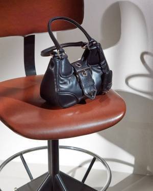 プラダから2000年代のアイコニックなモデルを再解釈した新作バッグ「プラダ ムーン」が登場