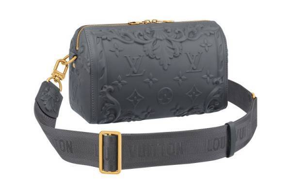 ルイ・ヴィトンからデボス加工を施したカーフレザーで仕立てた新作バッグが登場。18世紀のシャトーを彩るモールディングからインスパイア