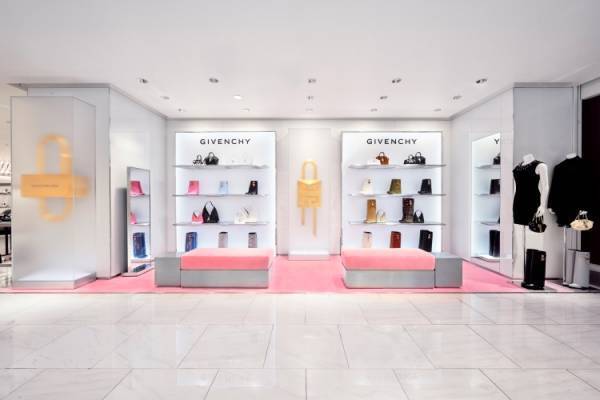 ジバンシィが新宿伊勢丹で唯一無二のユニークなシルエットが特徴の「シャークロック ブーツ」を集めたポップアップを開催