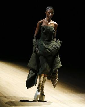 【ルック】マーク ジェイコブスがニューヨークで2023年春夏コレクションを発表