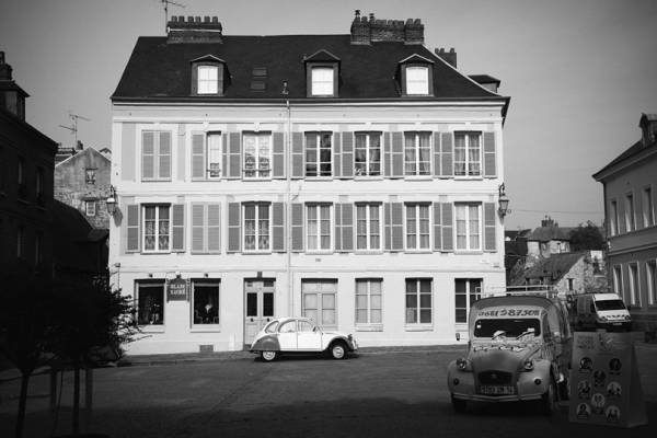 写真家・笠原秀信による旅をテーマにしたオンラインExhibition「THE ROAD」。第10弾はフランス・オンフルール編