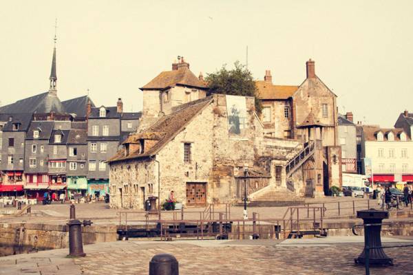 写真家・笠原秀信による旅をテーマにしたオンラインExhibition「THE ROAD」。第10弾はフランス・オンフルール編