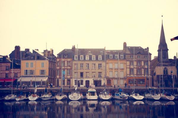 写真家・笠原秀信による旅をテーマにしたオンラインExhibition「THE ROAD」。第10弾はフランス・オンフルール編