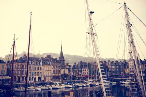 写真家・笠原秀信による旅をテーマにしたオンラインExhibition「THE ROAD」。第10弾はフランス・オンフルール編