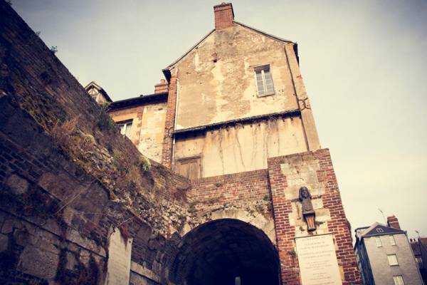 写真家・笠原秀信による旅をテーマにしたオンラインExhibition「THE ROAD」。第10弾はフランス・オンフルール編