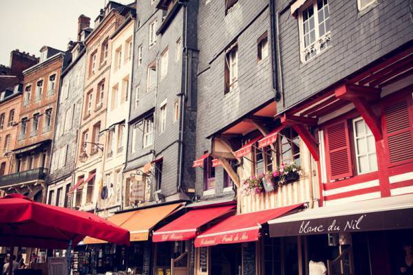 写真家・笠原秀信による旅をテーマにしたオンラインExhibition「THE ROAD」。第10弾はフランス・オンフルール編