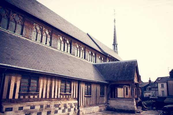 写真家・笠原秀信による旅をテーマにしたオンラインExhibition「THE ROAD」。第10弾はフランス・オンフルール編