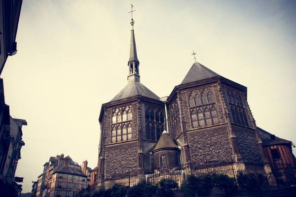 写真家・笠原秀信による旅をテーマにしたオンラインExhibition「THE ROAD」。第10弾はフランス・オンフルール編