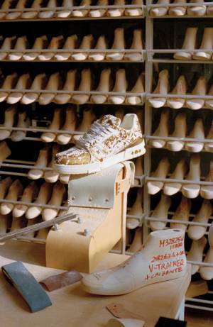 ルイ・ヴィトンがLV トレイナー・ライン スニーカーを芸術的に再解釈したエキシビションをミラノで開催