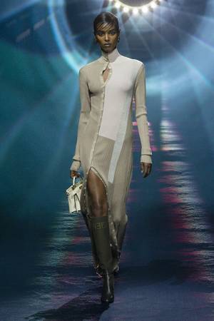 【ルック】フェンディがキム・ジョーンズよる2023-24年秋冬 ウィメンズコレクションを発表