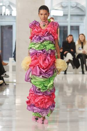 【ルック】TOMO KOIZUMI 2023-24 秋冬 コレクションがドルチェ&ガッバーナのサポートによりミラノファッションウィークで発表