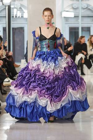 【ルック】TOMO KOIZUMI 2023-24 秋冬 コレクションがドルチェ&ガッバーナのサポートによりミラノファッションウィークで発表