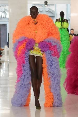 【ルック】TOMO KOIZUMI 2023-24 秋冬 コレクションがドルチェ&ガッバーナのサポートによりミラノファッションウィークで発表